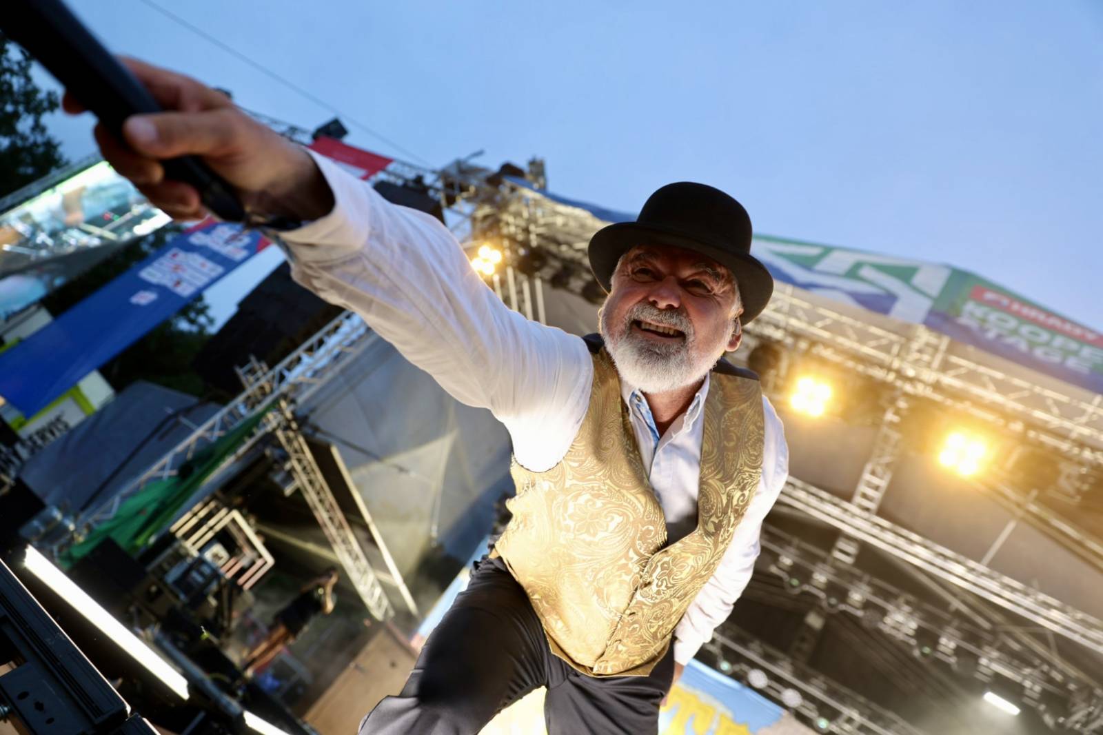 Hrady CZ poprvé v Hluboké nad Vltavou. Festival odstartoval Rytmus, závěr prvního dne obstaraly Rybičky 48