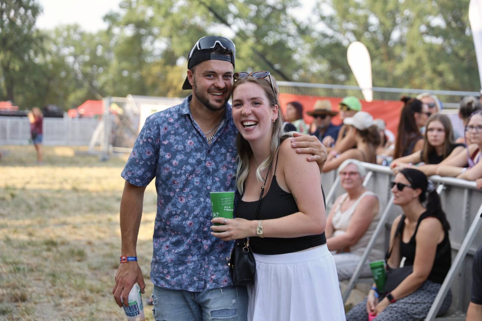 Hrady CZ poprvé v Hluboké nad Vltavou. Festival odstartoval Rytmus, závěr prvního dne obstaraly Rybičky 48