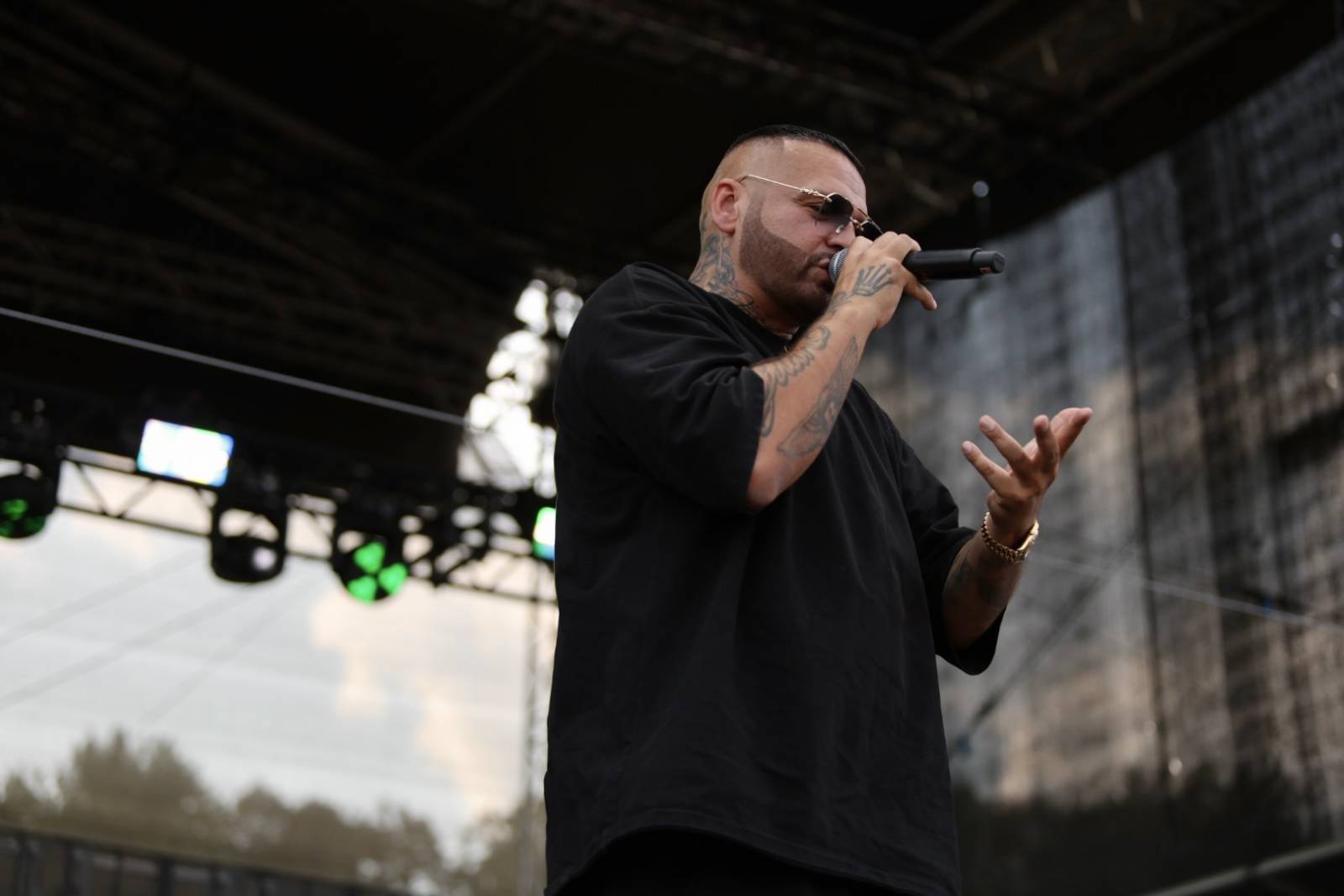 Hrady CZ poprvé v Hluboké nad Vltavou. Festival odstartoval Rytmus, závěr prvního dne obstaraly Rybičky 48