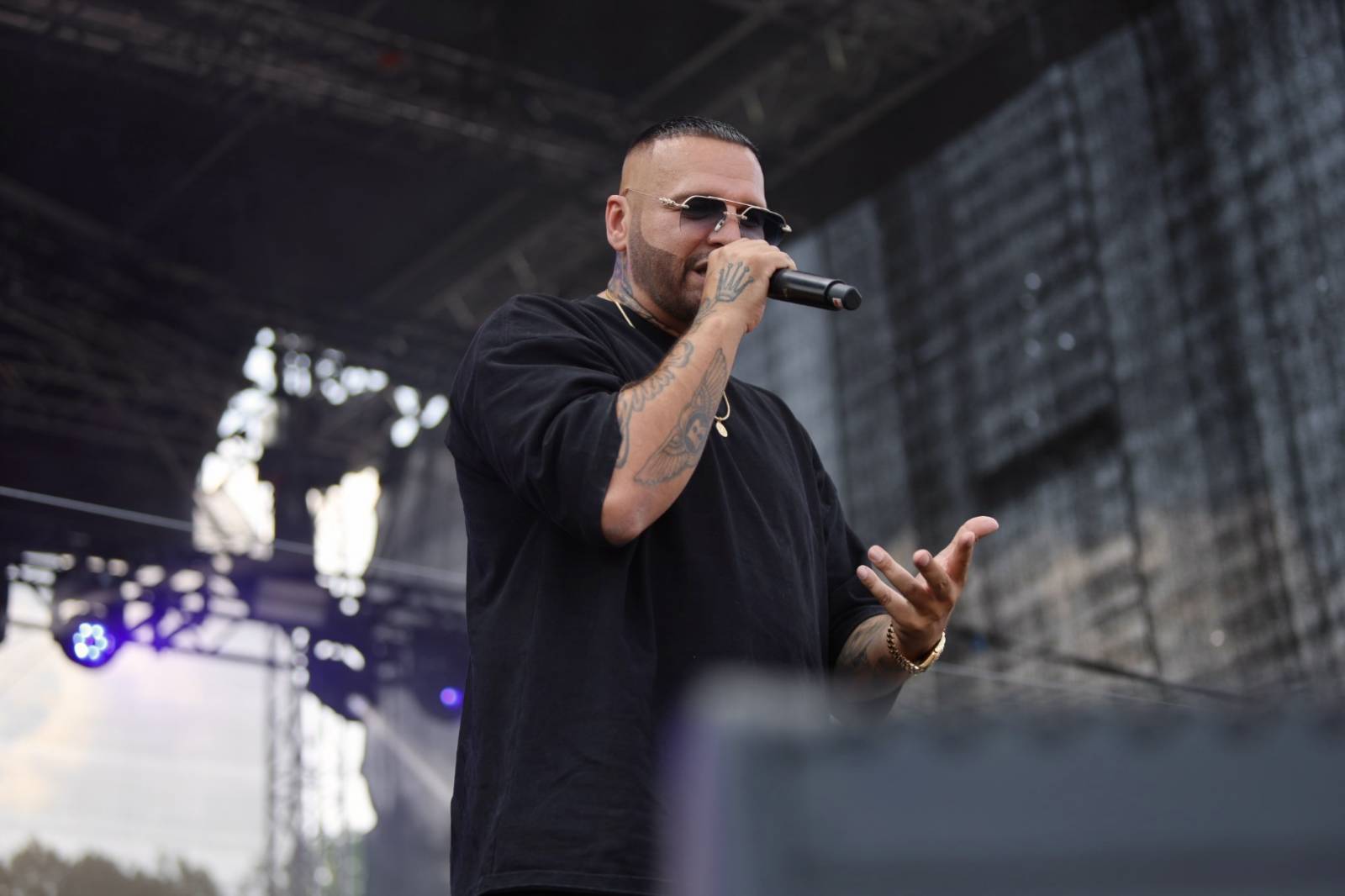 Hrady CZ poprvé v Hluboké nad Vltavou. Festival odstartoval Rytmus, závěr prvního dne obstaraly Rybičky 48
