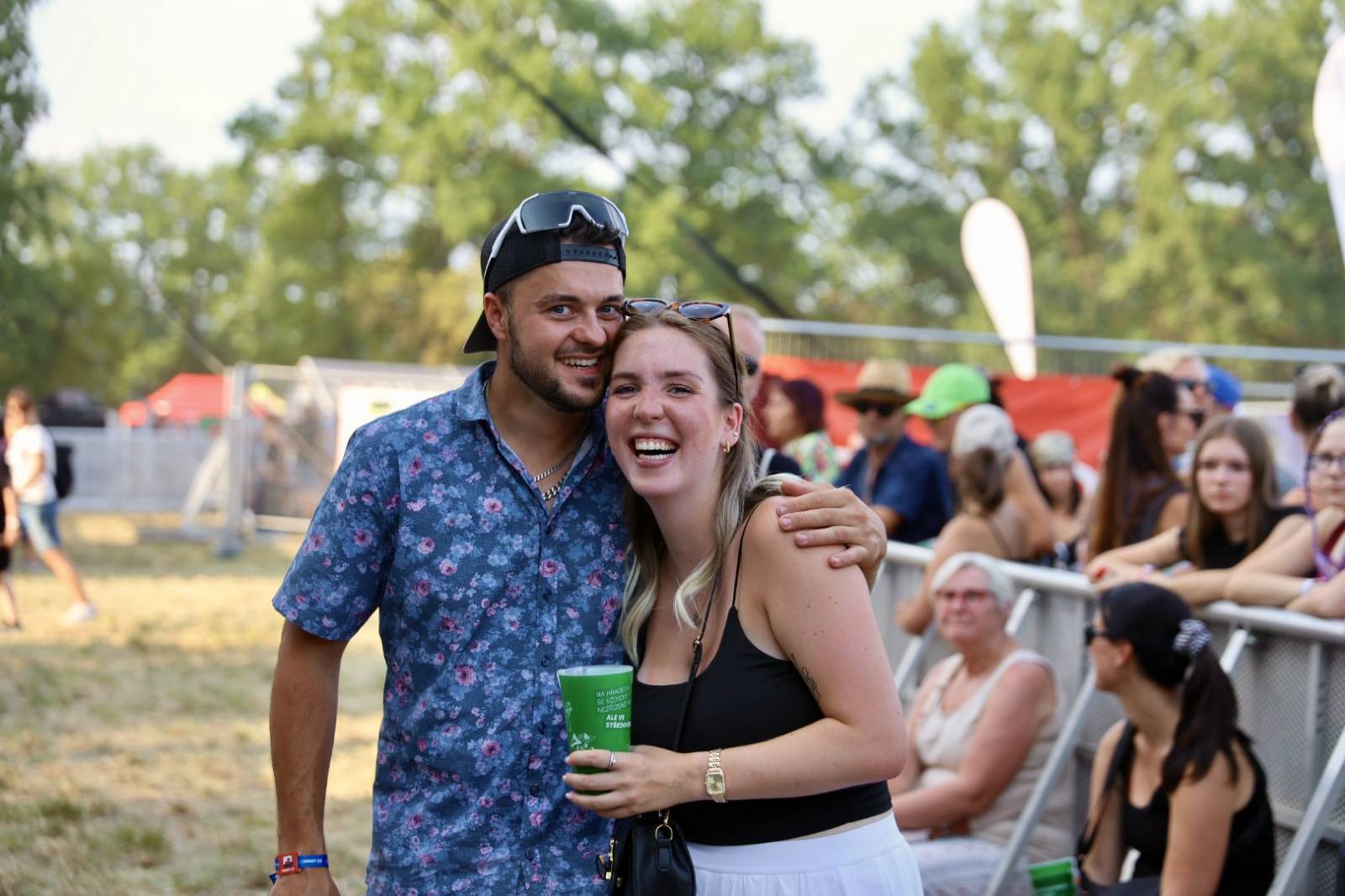 Hrady CZ poprvé v Hluboké nad Vltavou. Festival odstartoval Rytmus, závěr prvního dne obstaraly Rybičky 48