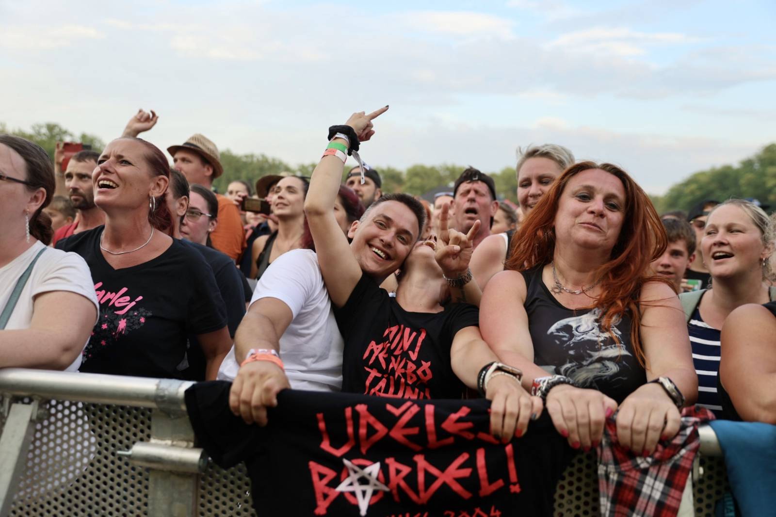 Hrady CZ v Hluboké nad Vltavou: Hvězdou večera byl Daniel Landa, dorazili Harlej, Mirai, Lenny i Krucipüsk