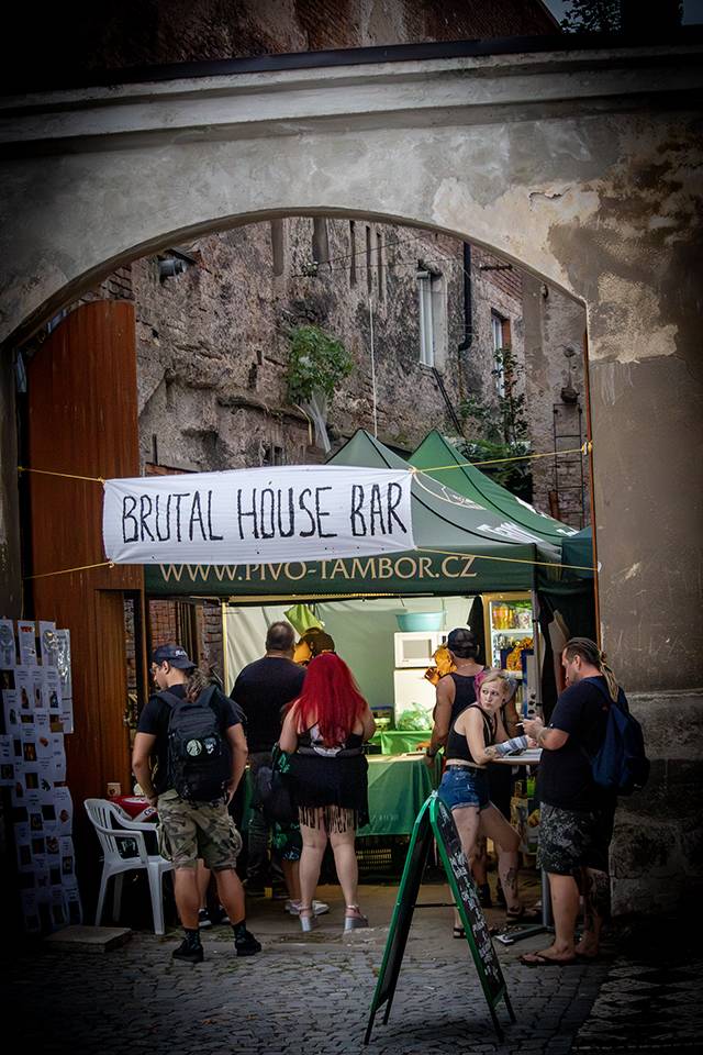 Brutal Assault odstartoval zostra. Warm-up party ovládli Patriarcha, Morax nebo Filth