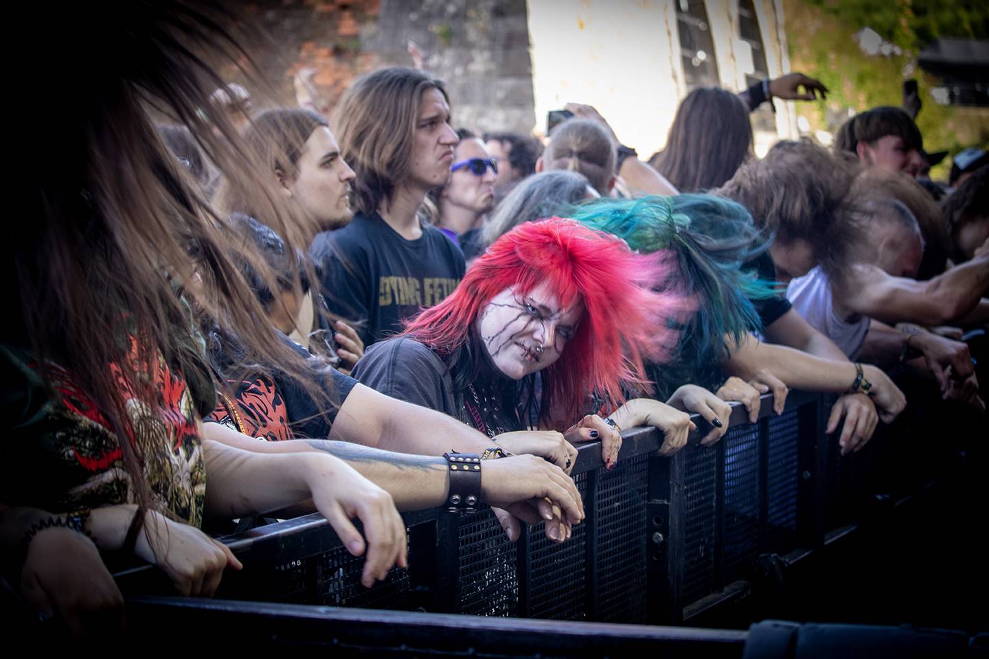 Brutal Assault, den třetí: Žánrové hranice zbourali Primus, severskou atmosféru přivezli Eivør a bavili i Misþyrming s Nergalem