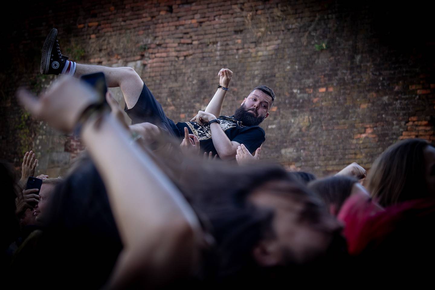Brutal Assault, den třetí: Žánrové hranice zbourali Primus, severskou atmosféru přivezli Eivør a bavili i Misþyrming s Nergalem
