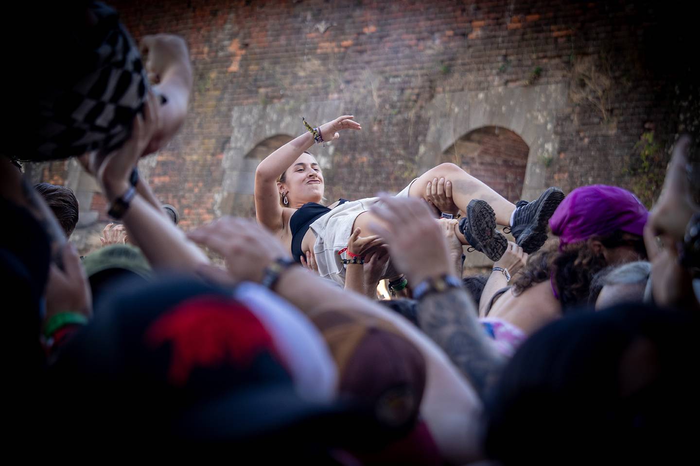 Brutal Assault, den třetí: Žánrové hranice zbourali Primus, severskou atmosféru přivezli Eivør a bavili i Misþyrming s Nergalem