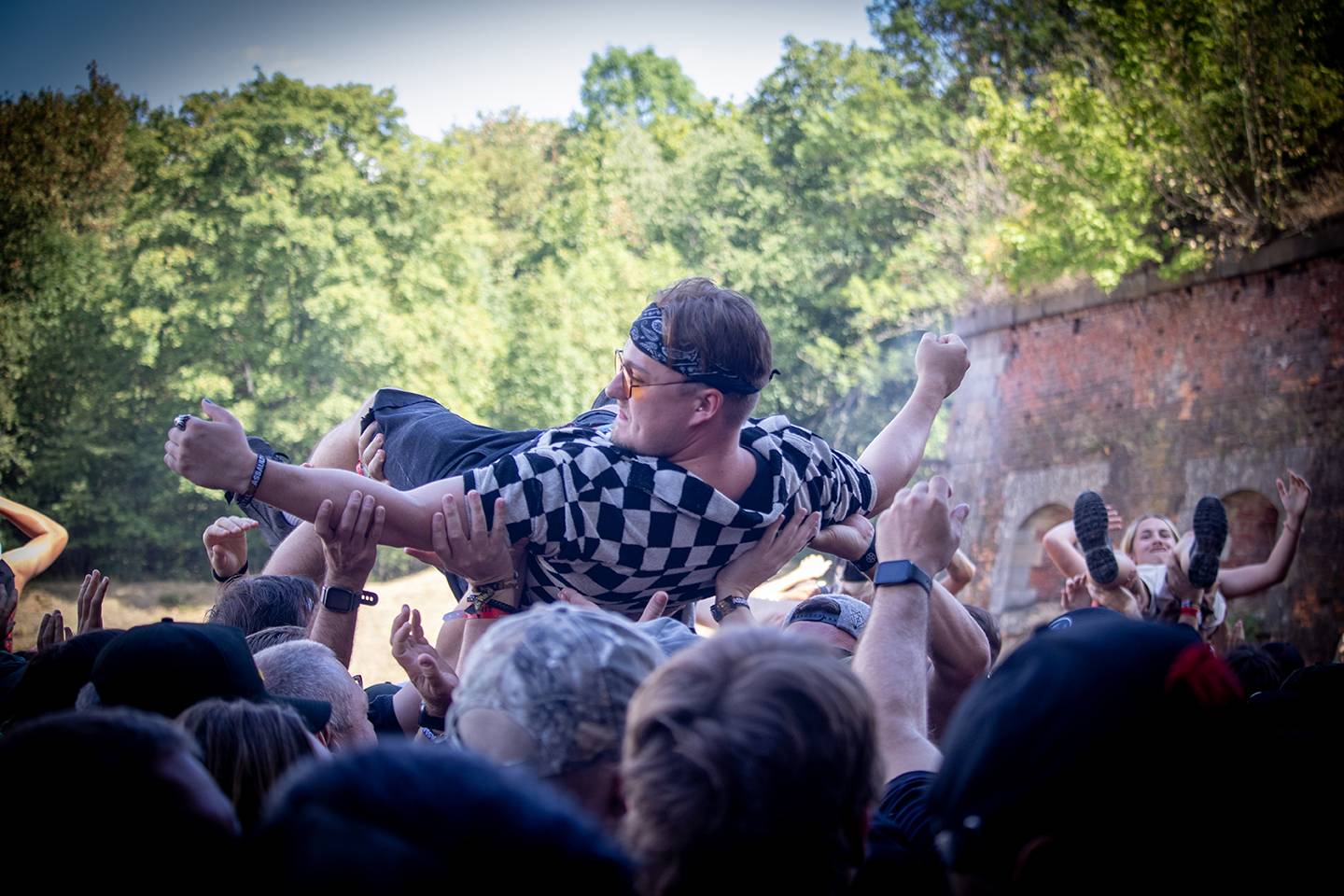Brutal Assault, den třetí: Žánrové hranice zbourali Primus, severskou atmosféru přivezli Eivør a bavili i Misþyrming s Nergalem