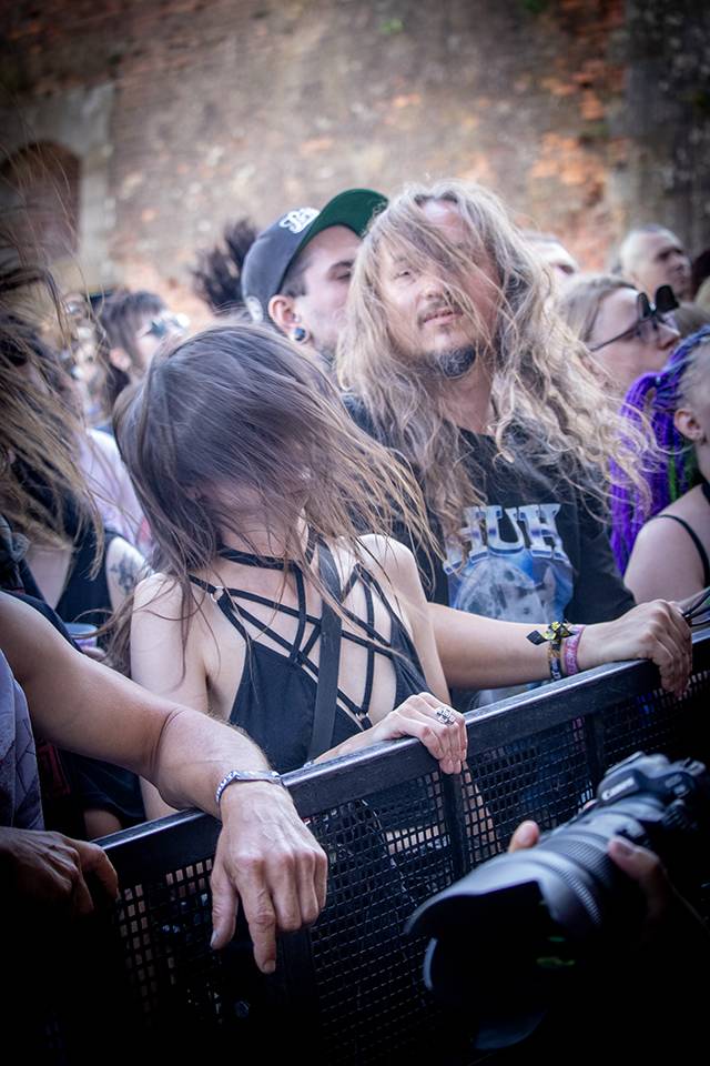 Brutal Assault, den třetí: Žánrové hranice zbourali Primus, severskou atmosféru přivezli Eivør a bavili i Misþyrming s Nergalem