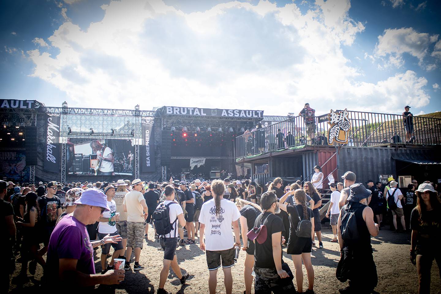 Brutal Assault, den třetí: Žánrové hranice zbourali Primus, severskou atmosféru přivezli Eivør a bavili i Misþyrming s Nergalem