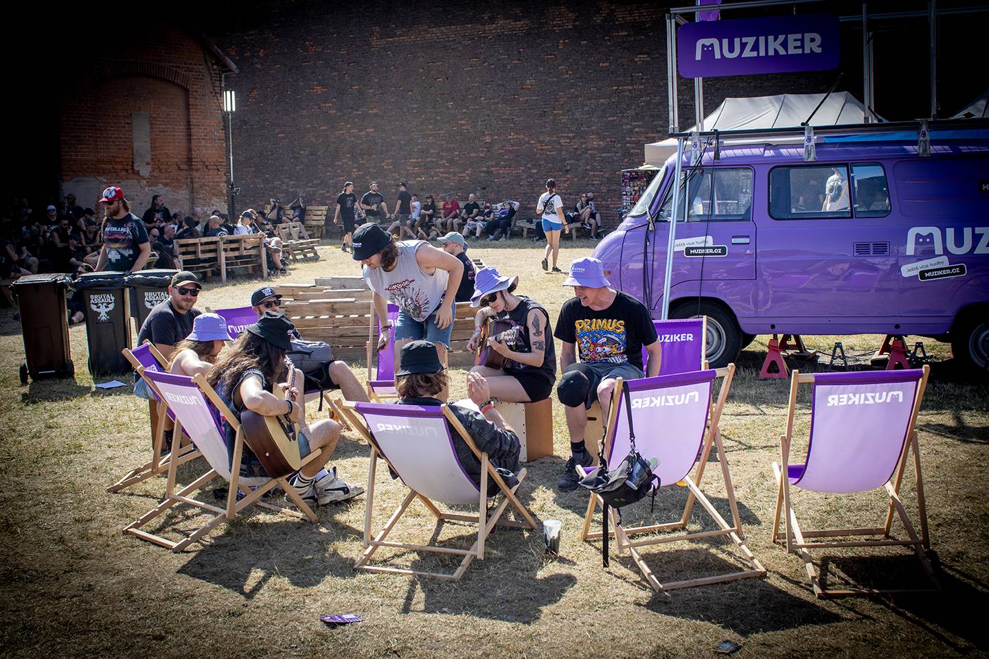 Brutal Assault, den třetí: Žánrové hranice zbourali Primus, severskou atmosféru přivezli Eivør a bavili i Misþyrming s Nergalem