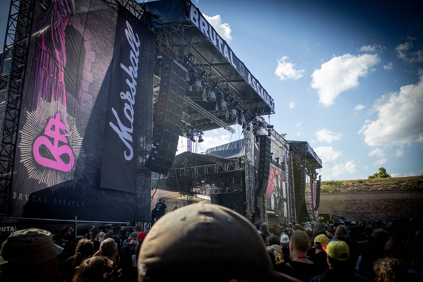 Brutal Assault, den třetí: Žánrové hranice zbourali Primus, severskou atmosféru přivezli Eivør a bavili i Misþyrming s Nergalem