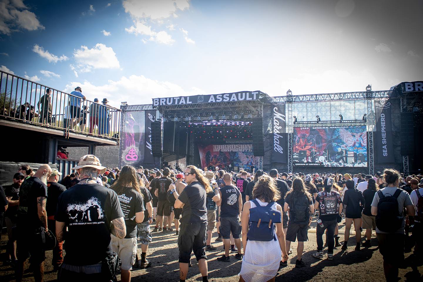 Brutal Assault, den třetí: Žánrové hranice zbourali Primus, severskou atmosféru přivezli Eivør a bavili i Misþyrming s Nergalem