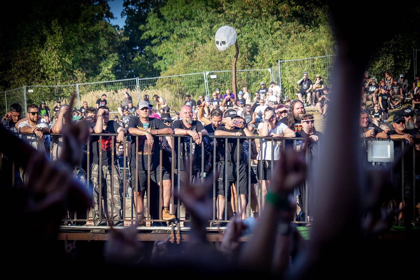 Brutal Assault, den třetí: Žánrové hranice zbourali Primus, severskou atmosféru přivezli Eivør a bavili i Misþyrming s Nergalem