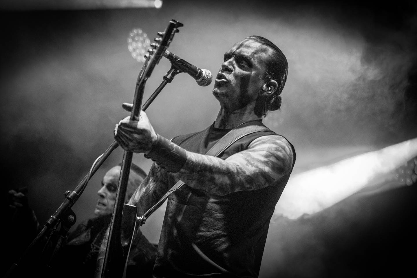 Brutal Assault, den třetí: Žánrové hranice zbourali Primus, severskou atmosféru přivezli Eivør a bavili i Misþyrming s Nergalem