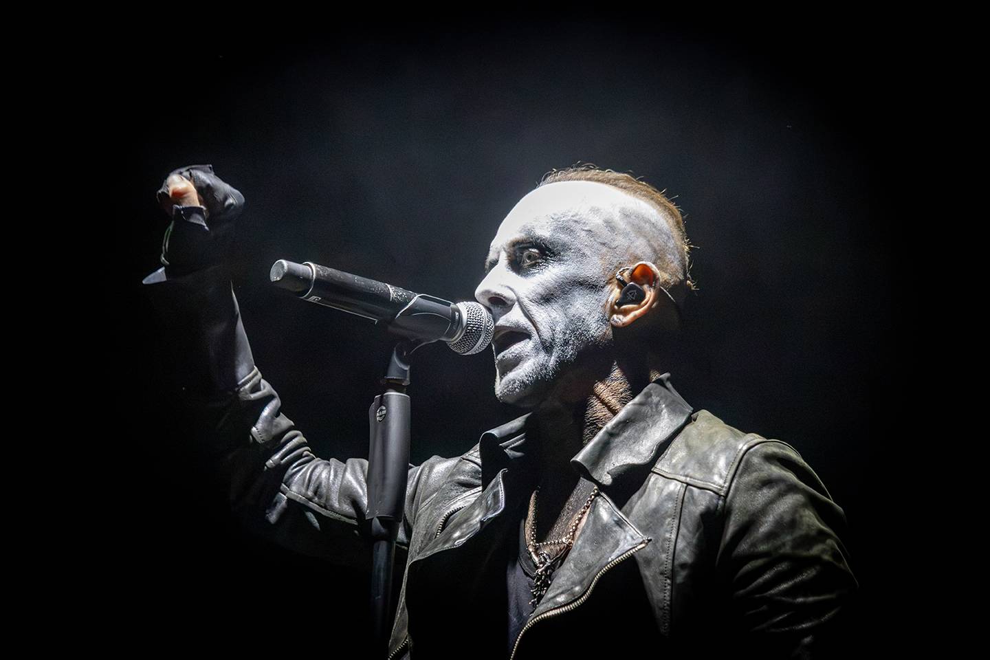 Brutal Assault, den třetí: Žánrové hranice zbourali Primus, severskou atmosféru přivezli Eivør a bavili i Misþyrming s Nergalem