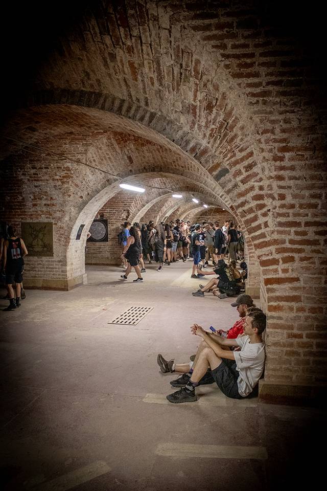 Umění mezi hradbami: Brutal Assault není jen o hudbě