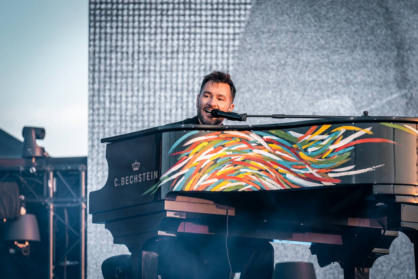 Marek Ztracený přepsal dějiny. Zpívala s ním celá Letná, jeho syn si střihl kytarové sólo
