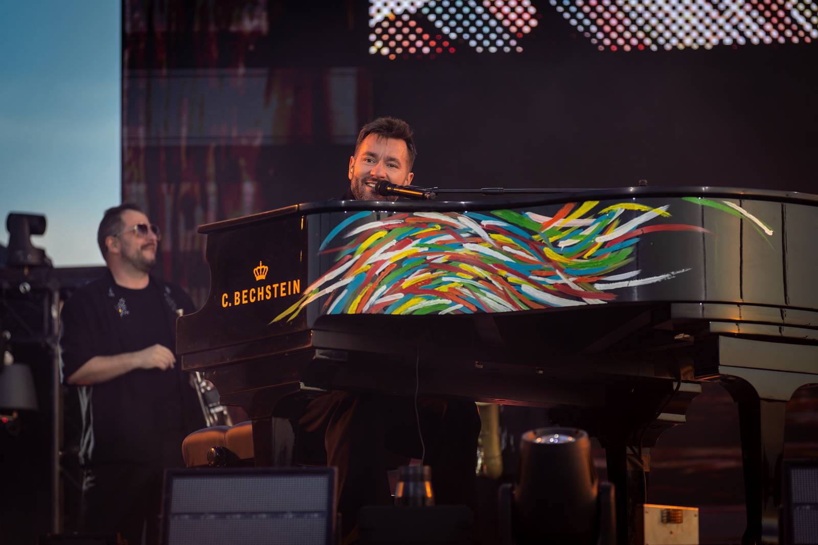 Marek Ztracený přepsal dějiny. Zpívala s ním celá Letná, jeho syn si střihl kytarové sólo