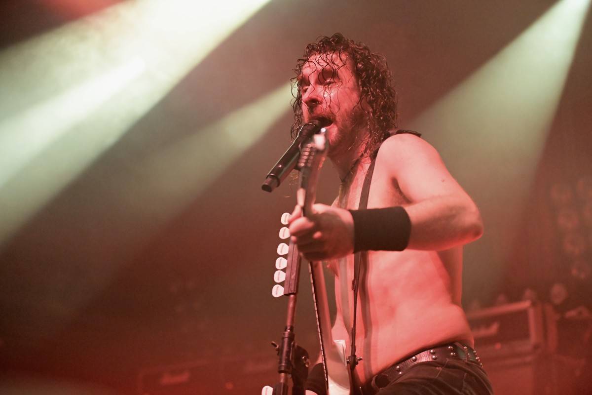 Airbourne rozpálili pražskou Archu svou energií, předskakovaly jim holky z The Agony