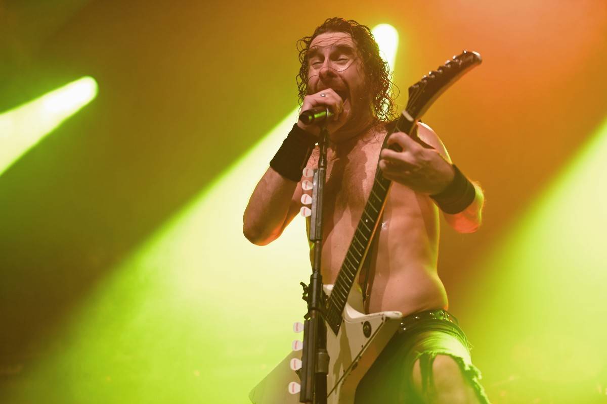 Airbourne rozpálili pražskou Archu svou energií, předskakovaly jim holky z The Agony
