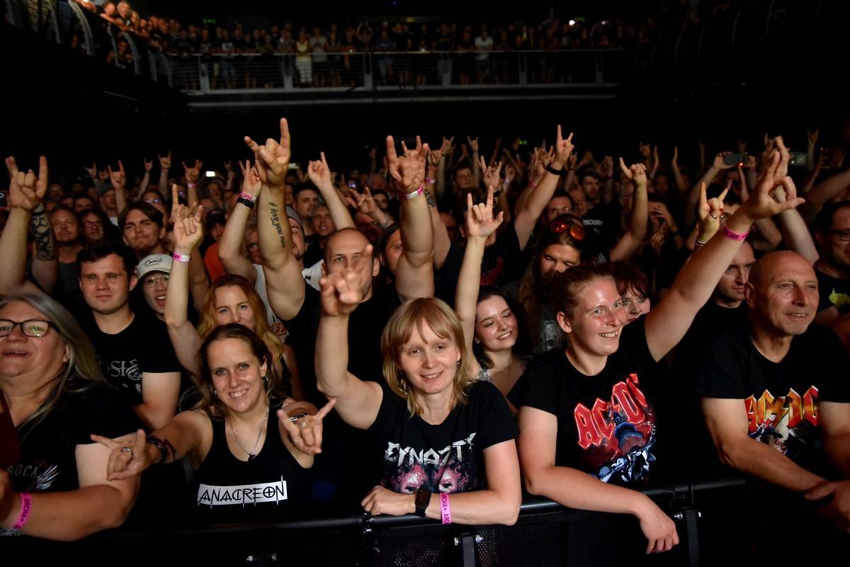 Airbourne rozpálili pražskou Archu svou energií, předskakovaly jim holky z The Agony