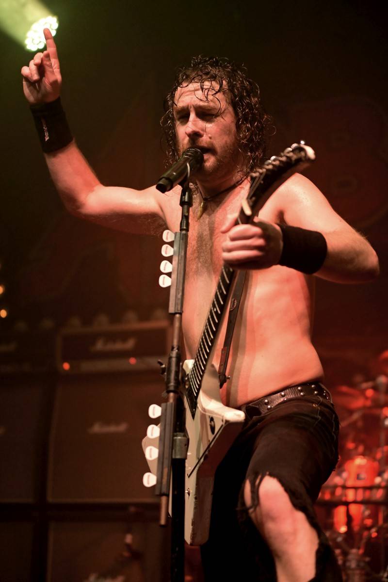 Airbourne rozpálili pražskou Archu svou energií, předskakovaly jim holky z The Agony
