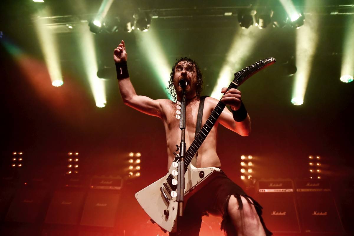 Airbourne rozpálili pražskou Archu svou energií, předskakovaly jim holky z The Agony