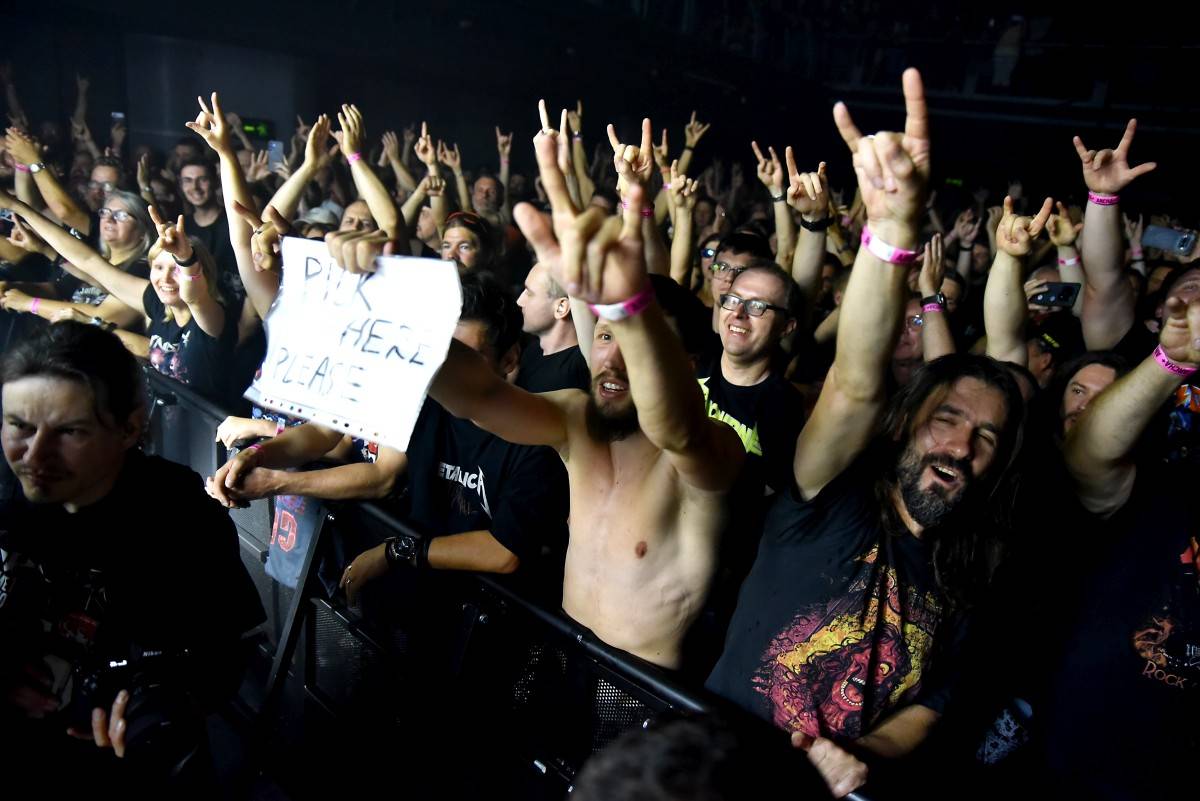 Airbourne rozpálili pražskou Archu svou energií, předskakovaly jim holky z The Agony