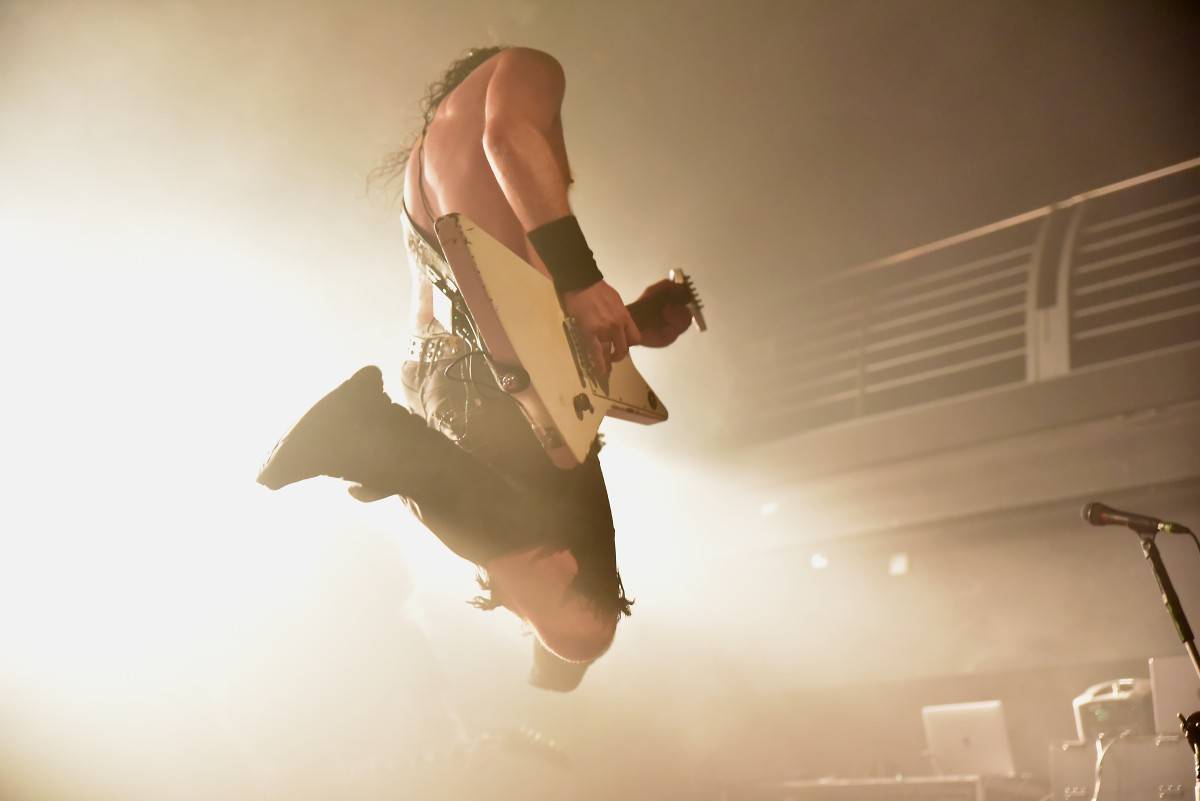 Airbourne rozpálili pražskou Archu svou energií, předskakovaly jim holky z The Agony