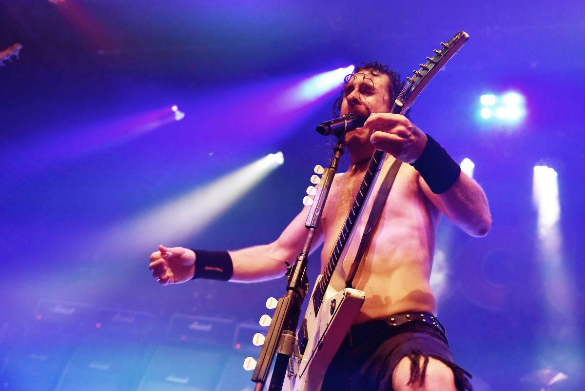 Airbourne rozpálili pražskou Archu svou energií, předskakovaly jim holky z The Agony