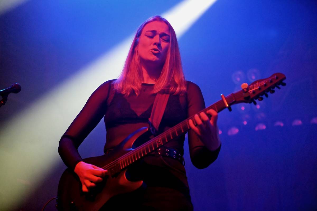 Airbourne rozpálili pražskou Archu svou energií, předskakovaly jim holky z The Agony