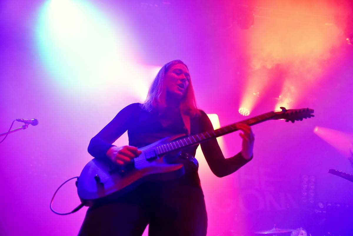 Airbourne rozpálili pražskou Archu svou energií, předskakovaly jim holky z The Agony