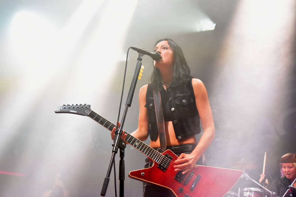 Airbourne rozpálili pražskou Archu svou energií, předskakovaly jim holky z The Agony