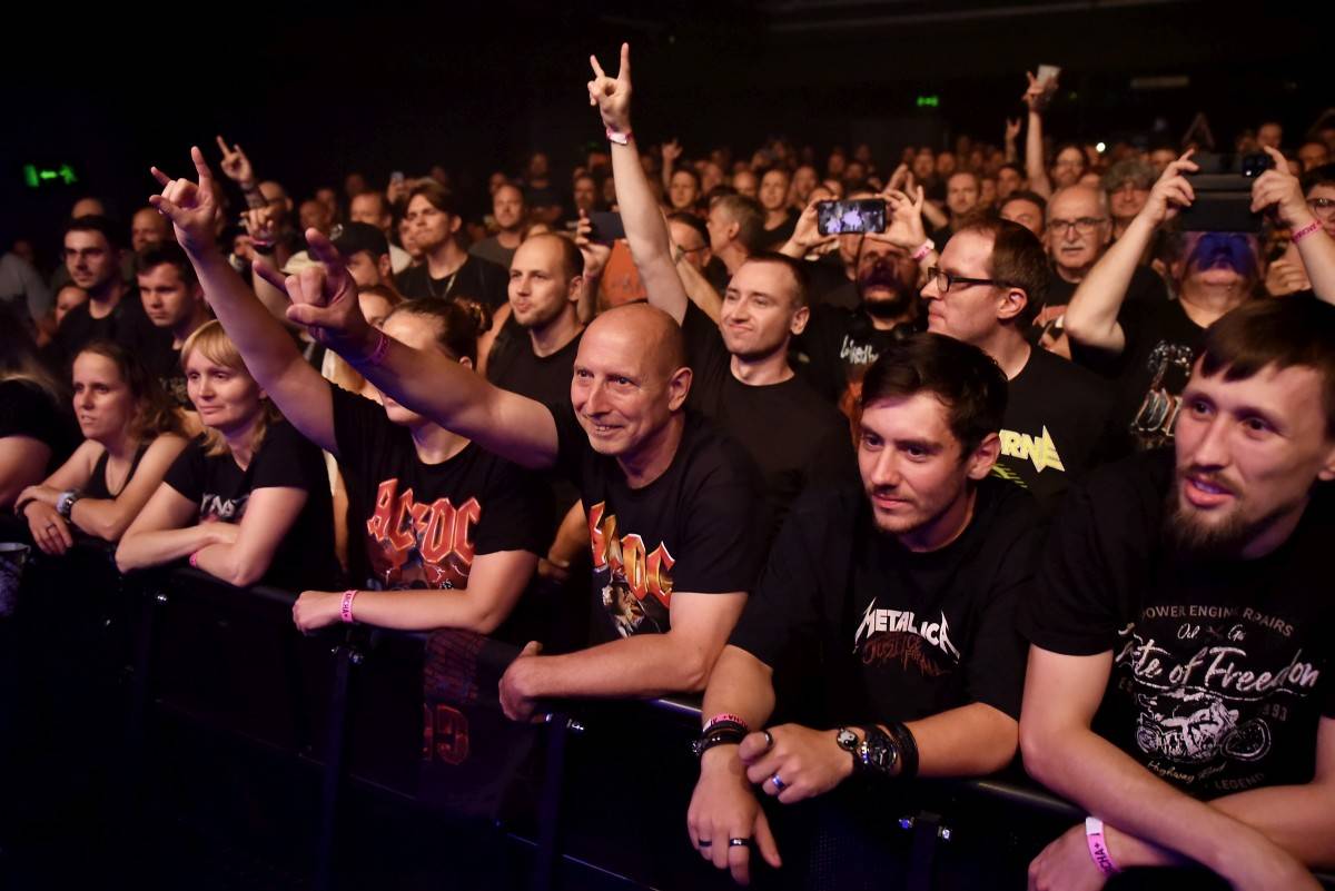 Airbourne rozpálili pražskou Archu svou energií, předskakovaly jim holky z The Agony