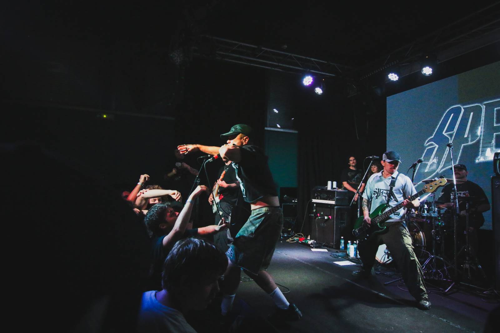 Australští SPEED v Praze: stagedives, moshpity a DIY hardcore