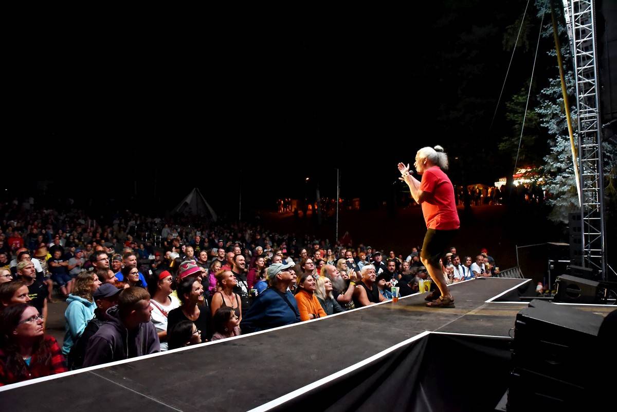 Druhý den na Českém Woodstocku ovládli nezkrotní Gogol Bordello. Areál rozebrali na součástky