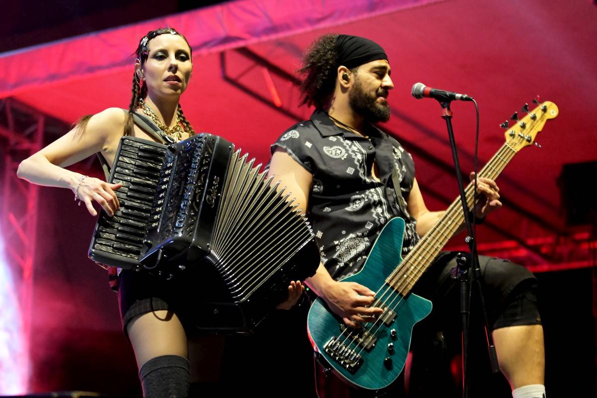Druhý den na Českém Woodstocku ovládli nezkrotní Gogol Bordello. Areál rozebrali na součástky