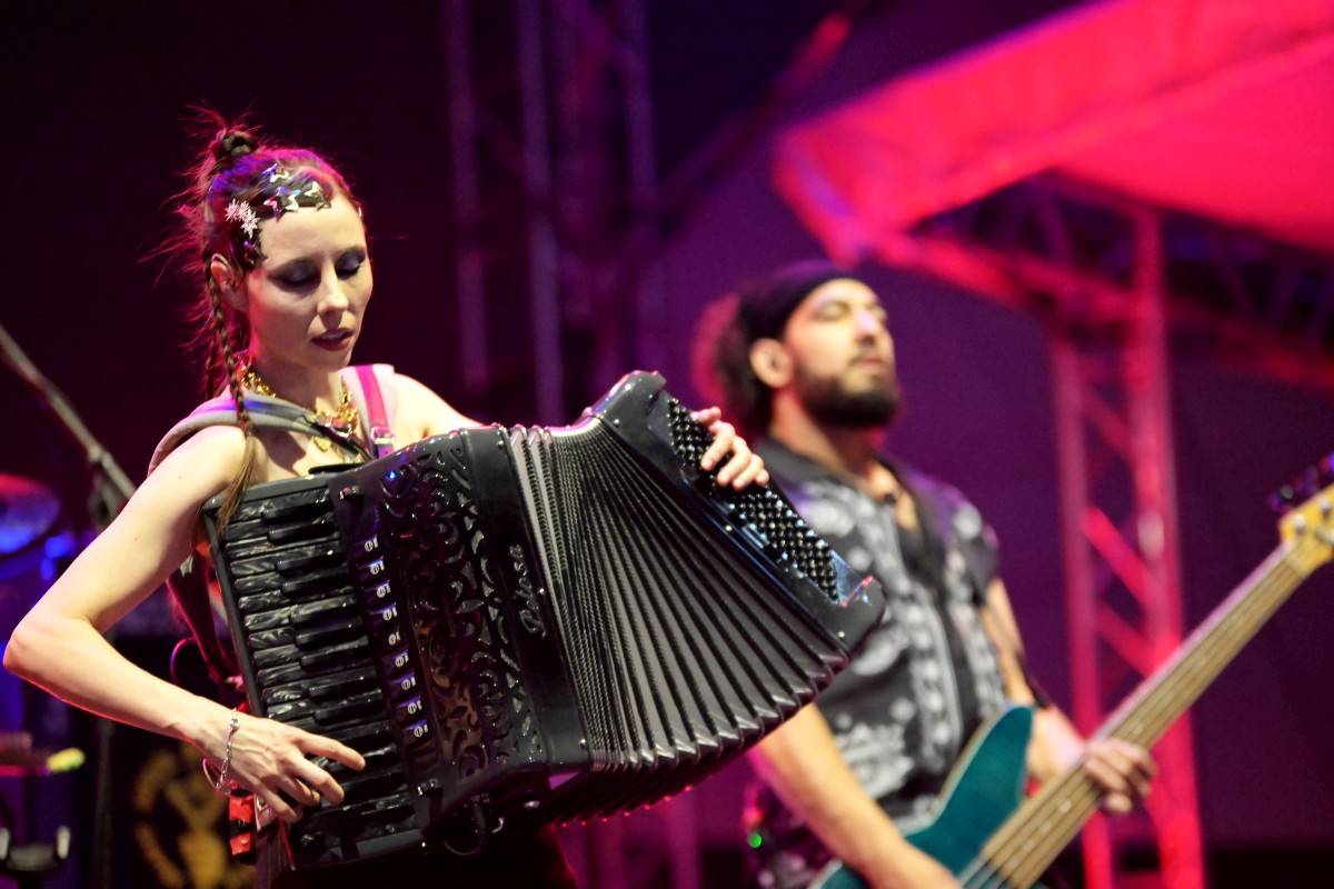 Druhý den na Českém Woodstocku ovládli nezkrotní Gogol Bordello. Areál rozebrali na součástky