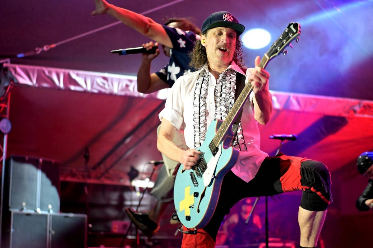 Druhý den na Českém Woodstocku ovládli nezkrotní Gogol Bordello. Areál rozebrali na součástky