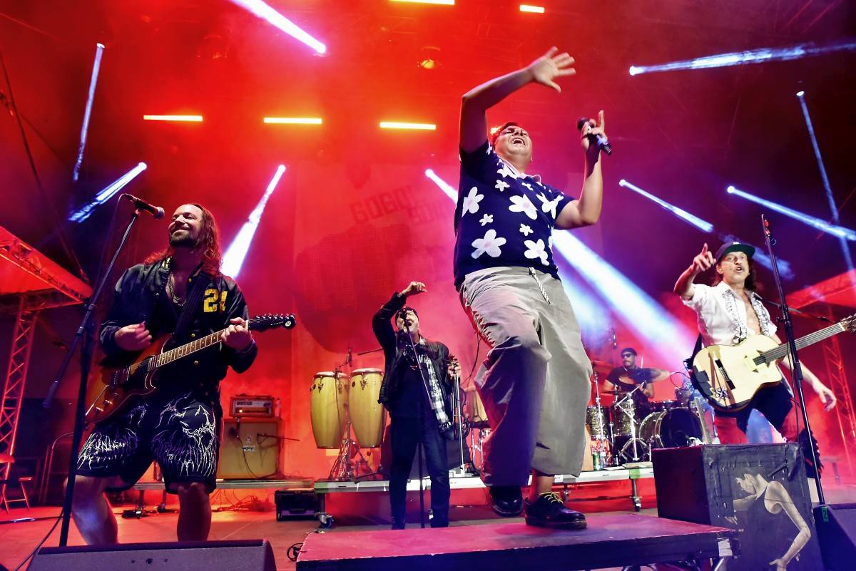 Druhý den na Českém Woodstocku ovládli nezkrotní Gogol Bordello. Areál rozebrali na součástky
