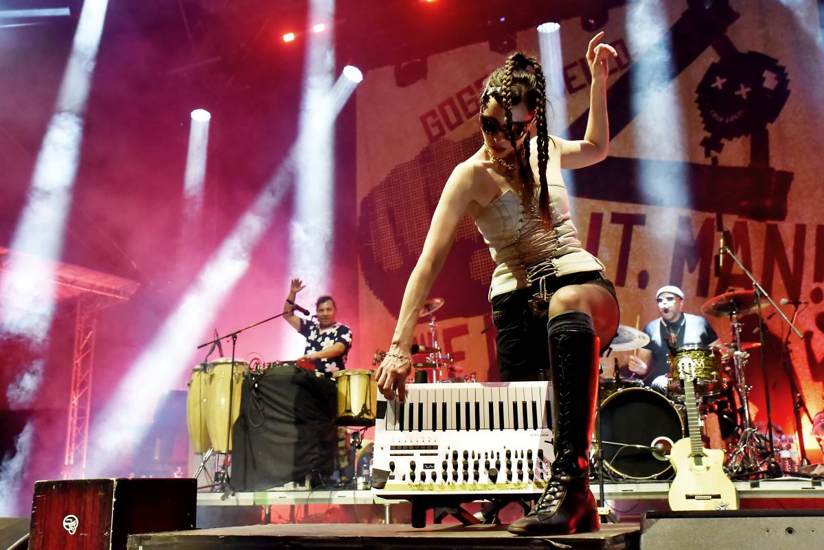 Druhý den na Českém Woodstocku ovládli nezkrotní Gogol Bordello. Areál rozebrali na součástky