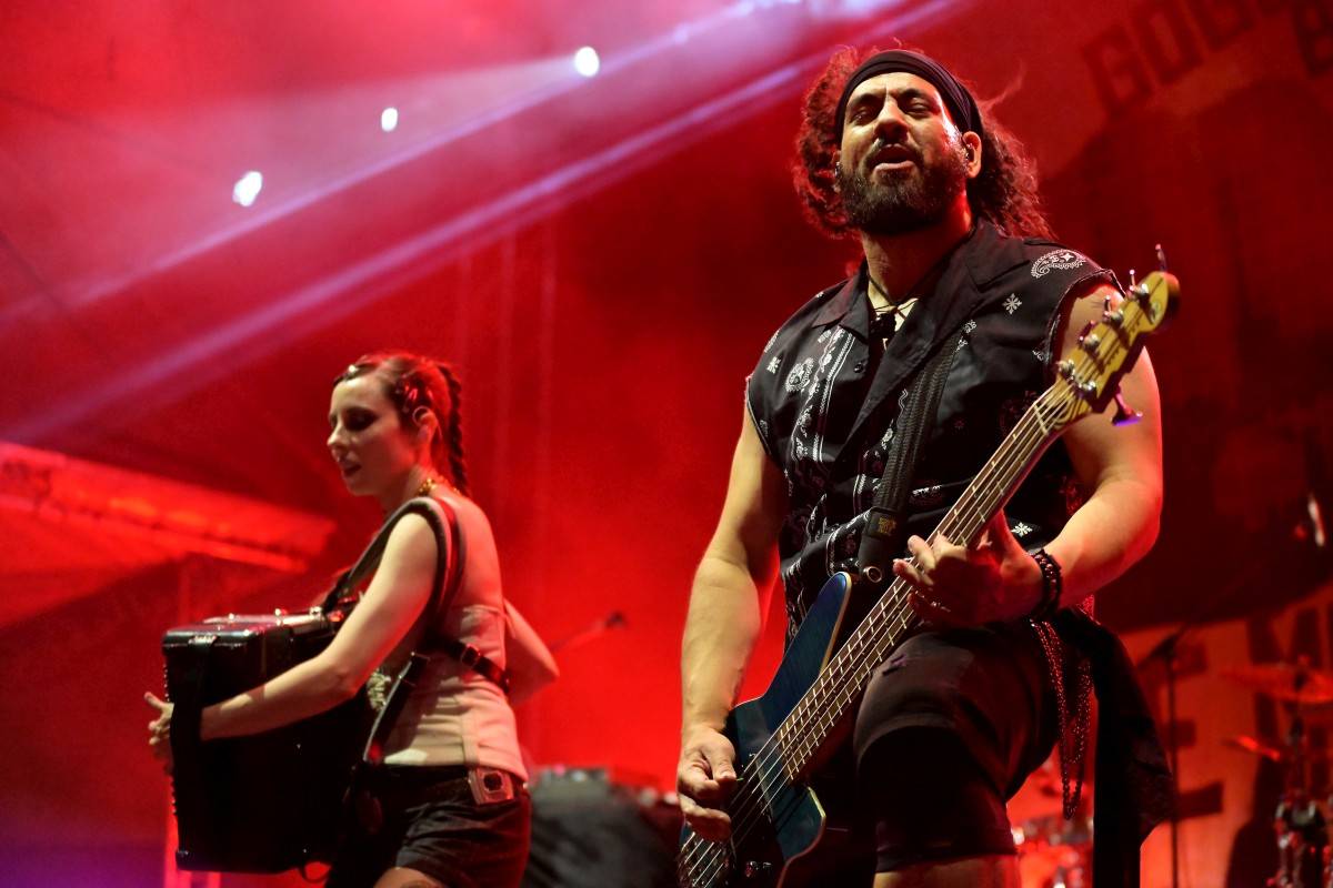Druhý den na Českém Woodstocku ovládli nezkrotní Gogol Bordello. Areál rozebrali na součástky