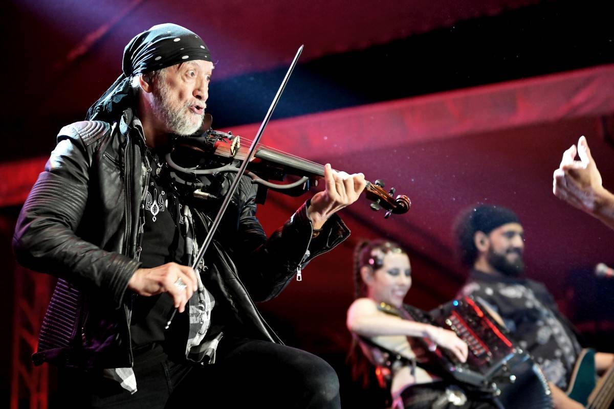 Druhý den na Českém Woodstocku ovládli nezkrotní Gogol Bordello. Areál rozebrali na součástky