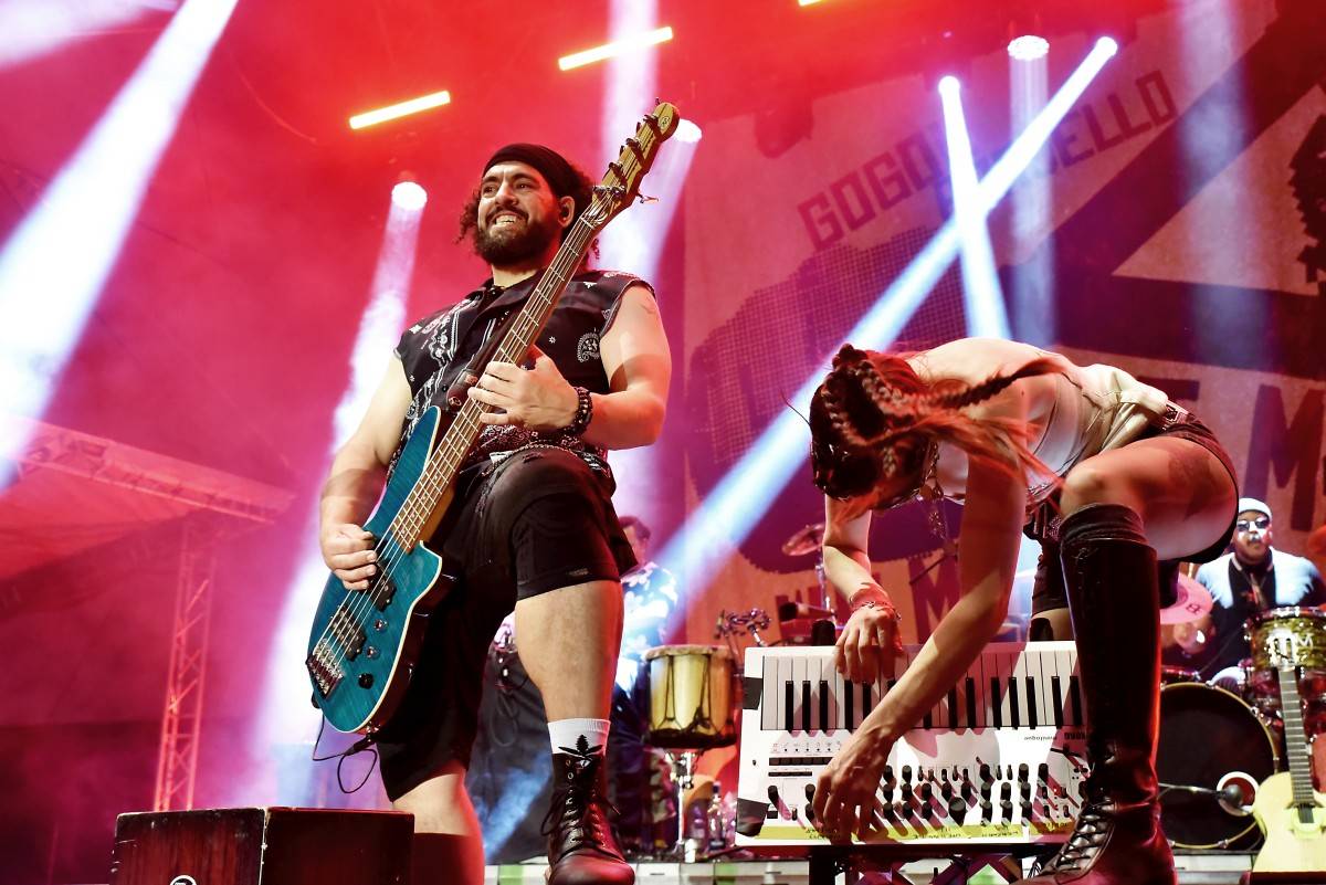 Druhý den na Českém Woodstocku ovládli nezkrotní Gogol Bordello. Areál rozebrali na součástky