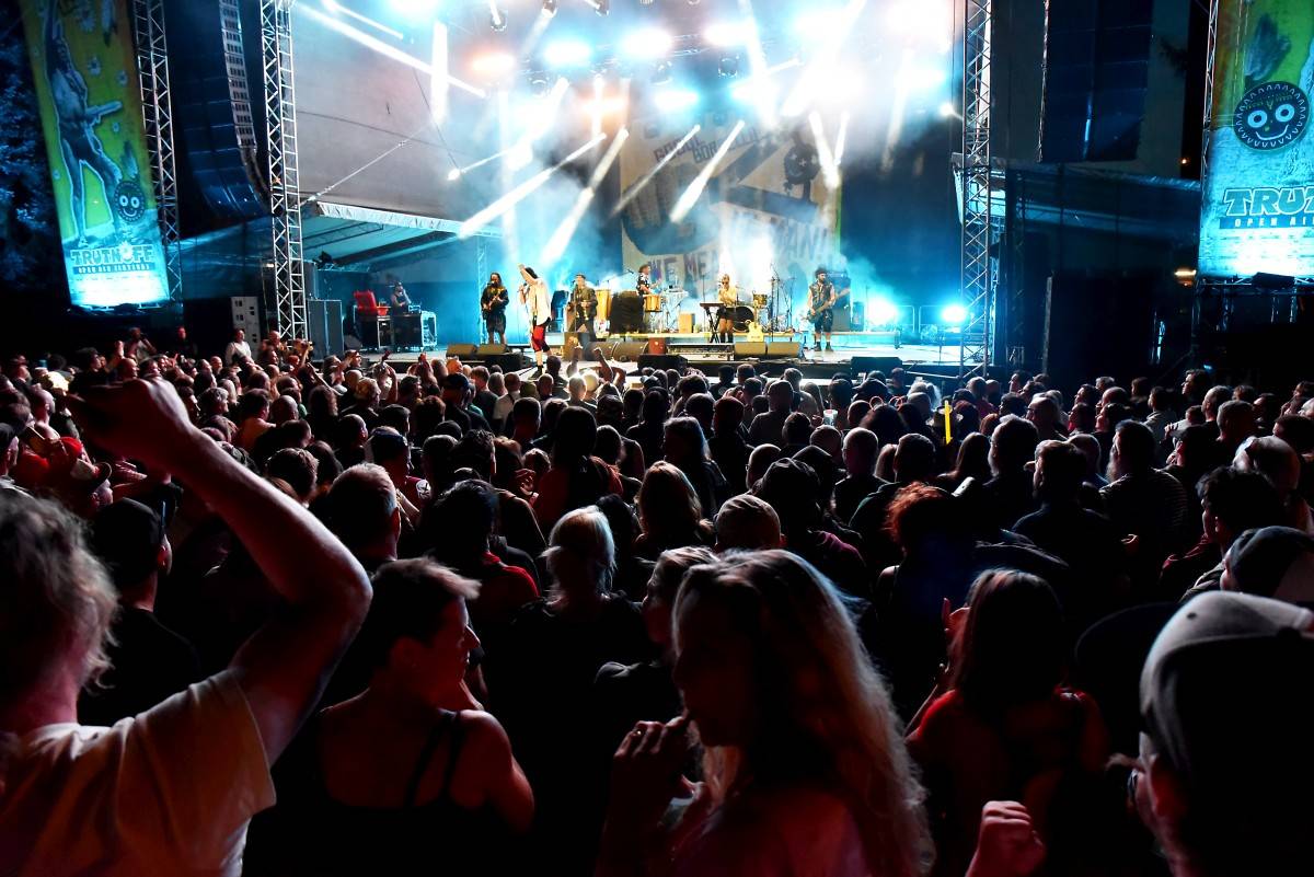 Druhý den na Českém Woodstocku ovládli nezkrotní Gogol Bordello. Areál rozebrali na součástky