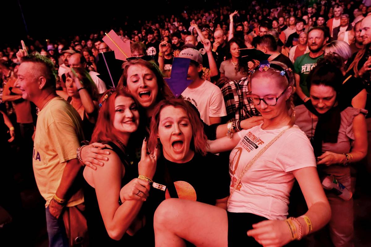 Druhý den na Českém Woodstocku ovládli nezkrotní Gogol Bordello. Areál rozebrali na součástky