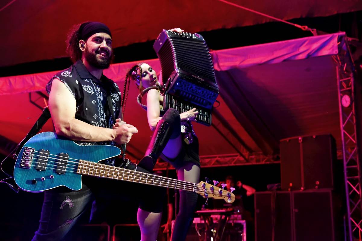 Druhý den na Českém Woodstocku ovládli nezkrotní Gogol Bordello. Areál rozebrali na součástky