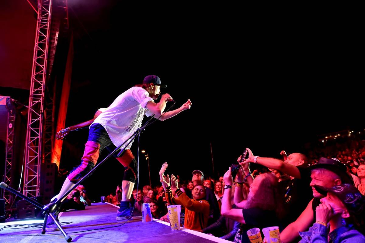 Druhý den na Českém Woodstocku ovládli nezkrotní Gogol Bordello. Areál rozebrali na součástky