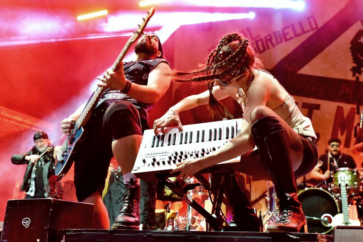 Druhý den na Českém Woodstocku ovládli nezkrotní Gogol Bordello. Areál rozebrali na součástky