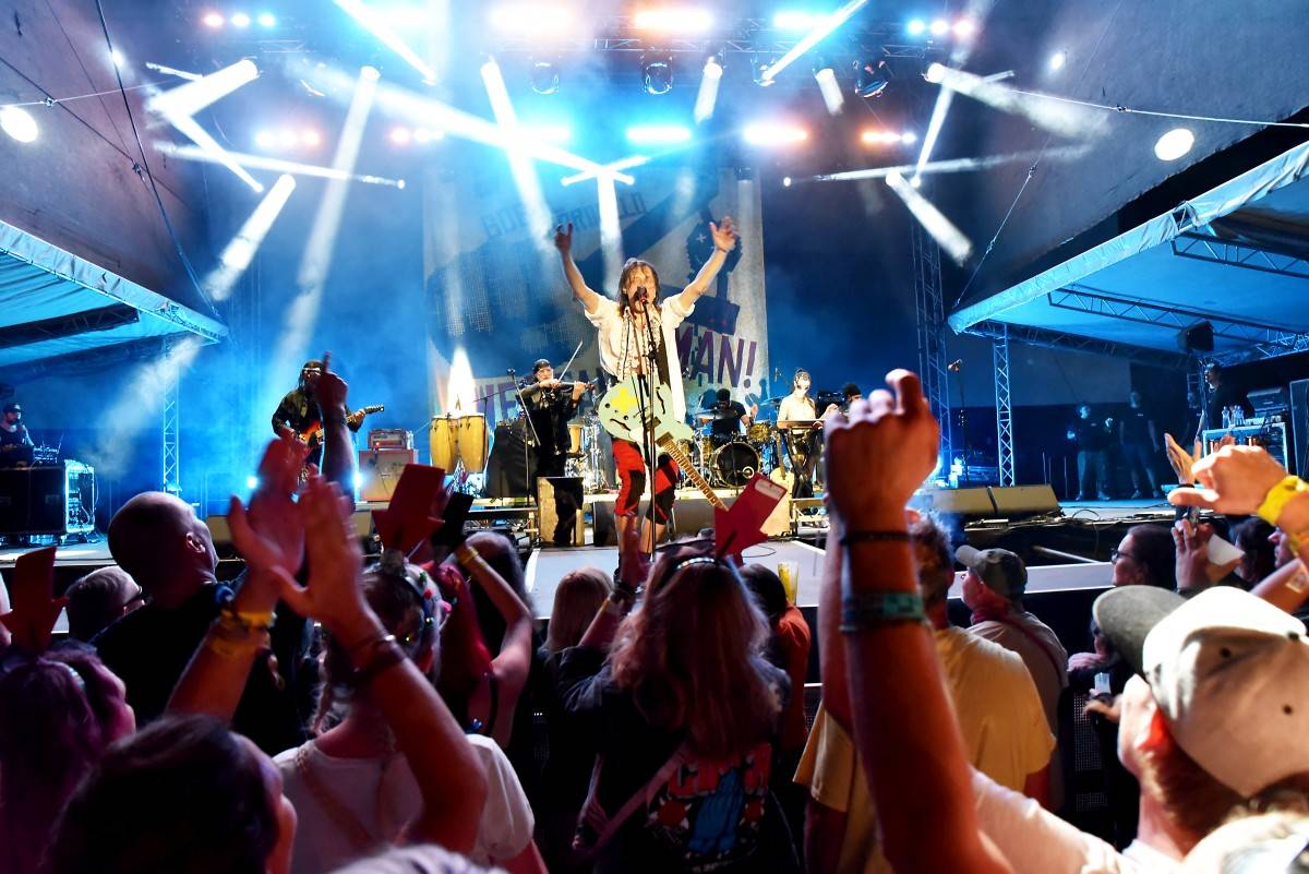 Druhý den na Českém Woodstocku ovládli nezkrotní Gogol Bordello. Areál rozebrali na součástky
